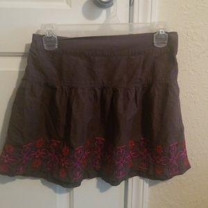 American Eagle small short grey skirt w/designs